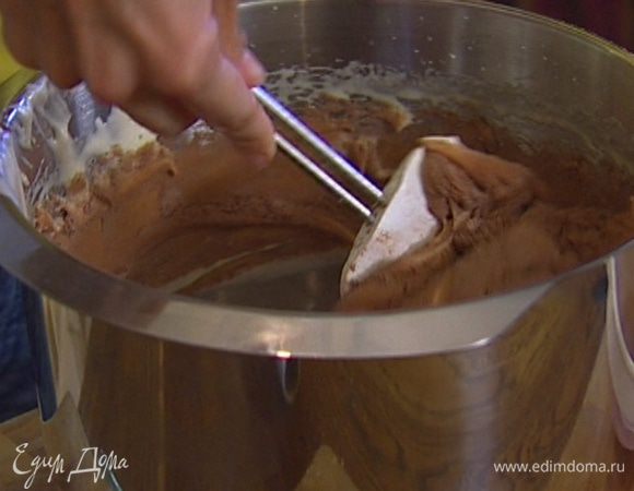 Приготовить тесто для бисквита: 4 яйца взбивать в кухонном комбайне со 100 г коричневого сахара в течение 6–10 минут, затем ввести муку, 60 г какао и вымешать все лопаткой. 