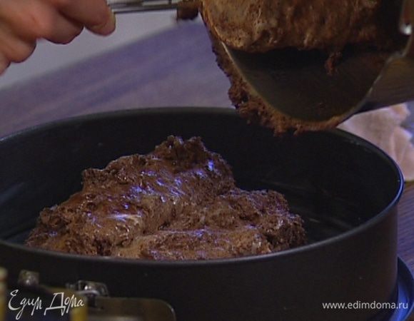 Форму смазать 1 ч. ложкой сливочного масла, выложить тесто и выпекать в разогретой духовке 20–25 минут.