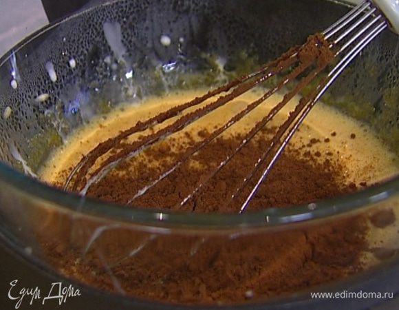 Желтки взбить с 50 г мелкого сахара, добавить оставшиеся 20 г какао, влить сливки. 