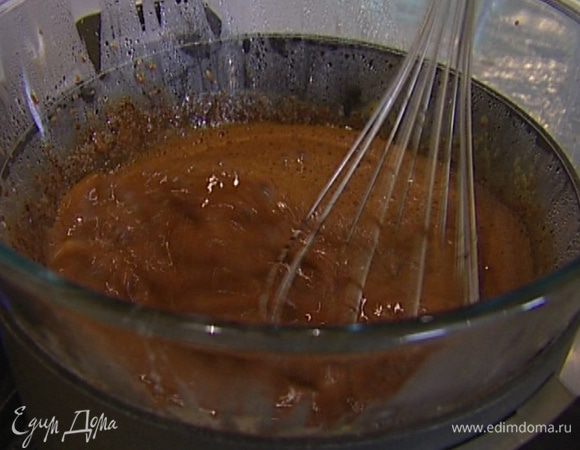 Поставить желтки с какао на водяную баню и, помешивая, прогревать, пока масса не загустеет, затем снять с огня. 