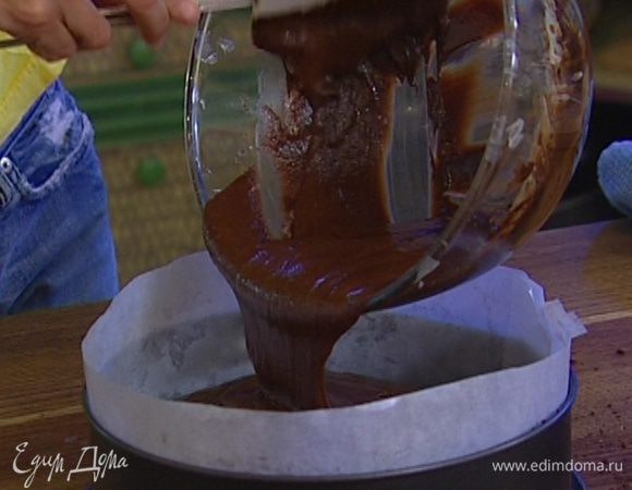 Выстелить края формы с бисквитом длинной полоской бумаги для выпечки и выложить на бисквит шоколадный мусс. 