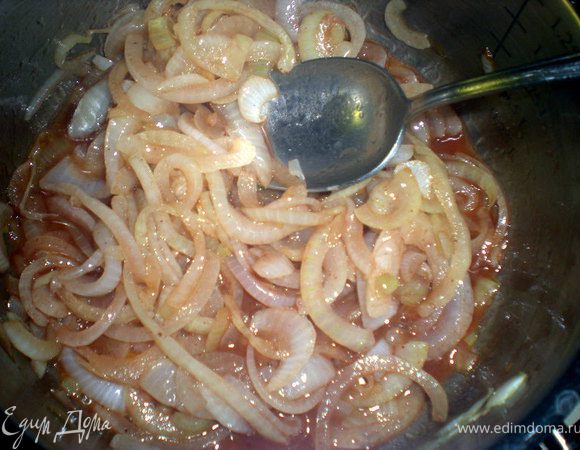 Добавить сахар и вино.Тушить помешивая,на среднем огне до легкой карамелизации.