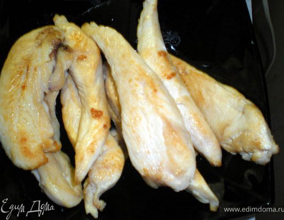 Обжарить в небольшом количестве жира,до легкой румяности.Посолить.