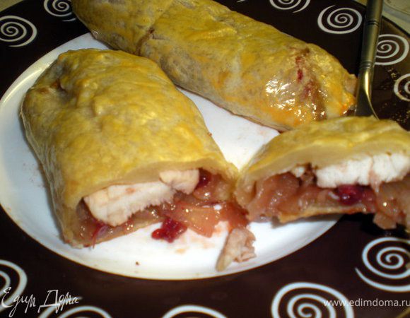 Аккуратно накрыть начинку тестом,плотно соединяя смазанные белком края.Сверху смазать желтком и выпекать 15 мин.Подавать слойки горячими.