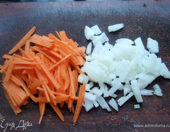 Шинкуем морковь и лук.