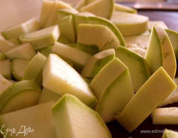 Кабачки нарезать ломтиками.