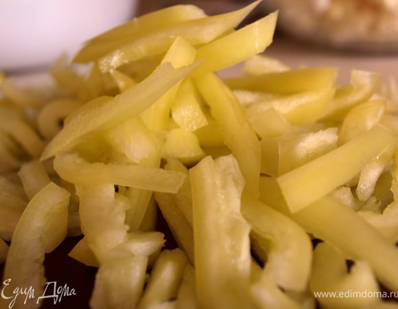 Перчики нарезать полосками.