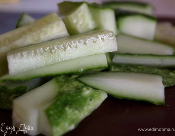 Огурцы нарезать крупными брусочками.