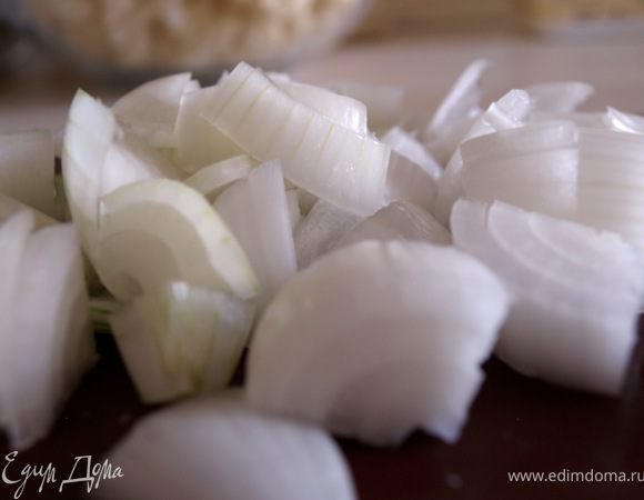 Совершенно забыла про мелкий лук, поэтому взяла молодой и нарезала ломтиками.