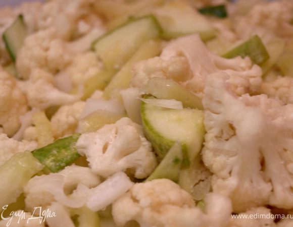 Овощи перемешать и сложить в эмалированную кастрюлю. Засыпать солью, еще раз перемешать и оставить на сутки в прохладном месте.