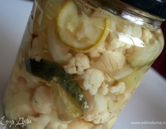 Разложить по стерильным банкам. Оставить на 1 час, слить выделившеюся жидкость. Залить маринадом до полного покрытия овощей. Закрыть и хранить в холодильнике 1 месяц до употребления.