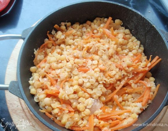 Добавляем горох, бульон, приправы. Хорошенько мешаем и томим под крышкой на маленьком огне в течении 15 минут