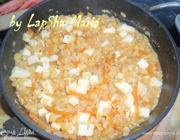 И отправляем к гороху. Тушим ещё минут 10-15. И можно подавать к столу. Приятного аппетита!