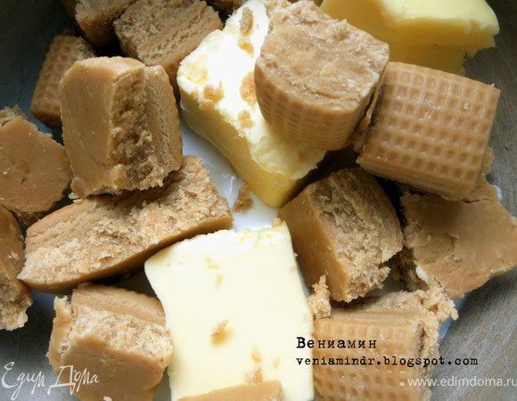 Соединить ириски, масло, шоколад и сливки, растопить на водяной бане или на медленном огне. ***До этого экспериментировал с конфетами "коровка" - они ведут себя намного порядочнее по отношению к людям! Ирис же, несмотря на всю свою мягкость, очень уж долго сопротивлялся, не хотел плавиться...:)*** В завершении добавить мед и размешать, огонь выключить.