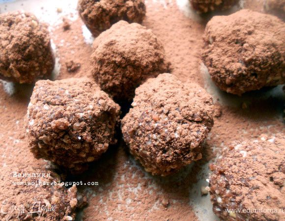 Соединить вафли, орехи с шоколадно-карамельной массой, размешать. Сформировать конфеты, обвалять по желанию в крошке, я же присыпал какао-порошком (горьким).Охладить и наслаждаться (ну, или подарить, как я)! :)