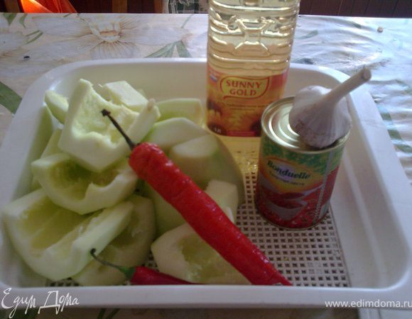 Кабачки почистить и натереть на крупной терке (можно пропустить через мясорубку), перец мелко порезать и сложить в кастрюлю. Туда же добавить все остальные ингредиенты , кроме чеснока. Тушить примерно 45 минут (следить, чтобы не пригорело). За это время лишняя жидкость выпаривается (консистенция кабачковой икры). Затем выдавливаем чеснок и тушим еще минут 10. Раскладываем по стерильным банкам. Прекрасно хранится до весны. 
