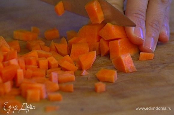 Морковь почистить и нарезать маленькими кубиками.