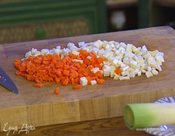 Корень сельдерея почистить и порезать маленькими кусочками.