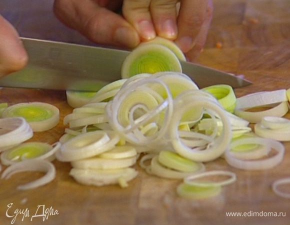 Лук-порей нарезать тонкими кольцами.