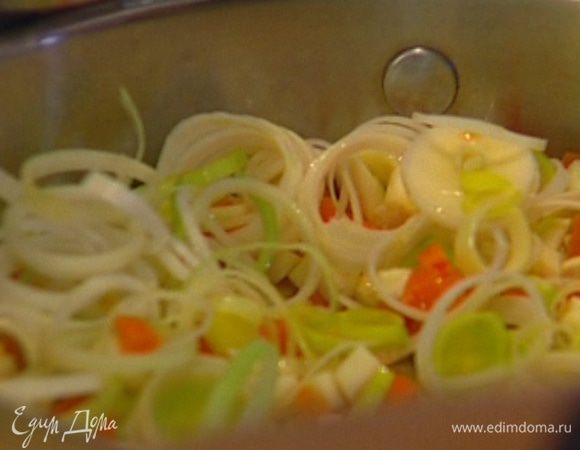 Разогреть в сковороде оливковое масло и обжарить сельдерей, морковь и порей до мягкости.