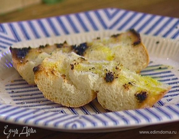 Хлеб нарезать, поджарить и натереть чесноком.