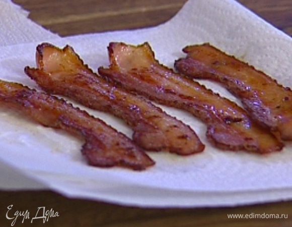 Бекон обжарить до хрустящей корочки и выложить на бумажное полотенце.