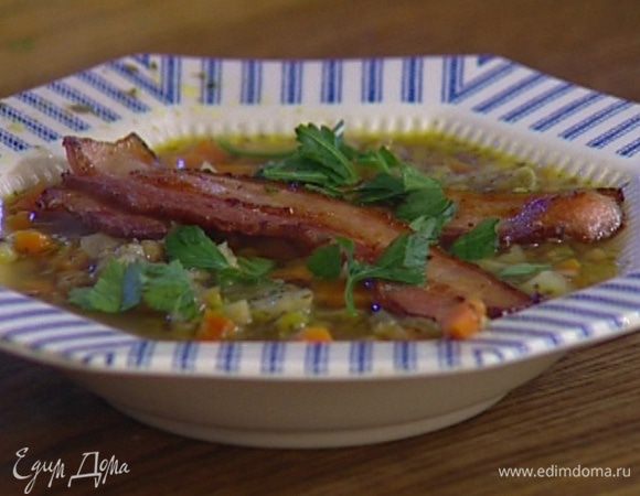 Разлить суп, добавив в каждую тарелку 1–2 полоски бекона, сверху присыпать петрушкой.