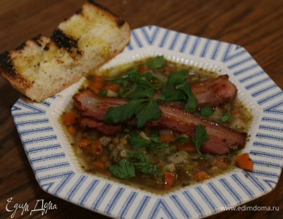 Подавать с поджаренным хлебом.