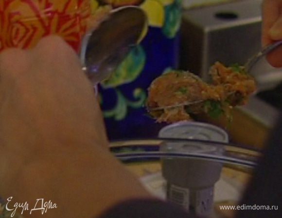 Слепить из фарша небольшие фрикадельки. 