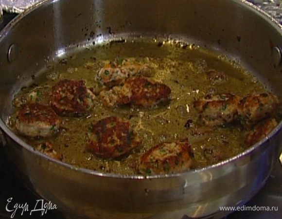 Разогреть в глубокой тяжелой сковороде 1 ст. ложку оливкового масла и обжаривать фрикадельки по 2 минуты с каждой стороны. 