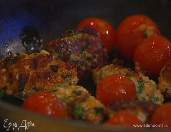 Влить в сковороду подогретый бульон и варить фрикадельки несколько минут, затем добавить помидоры черри. 