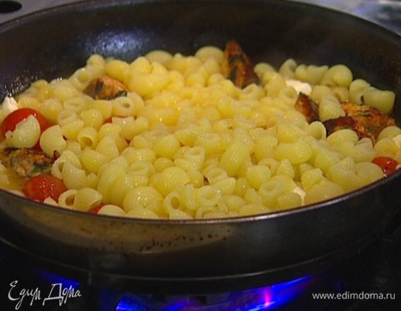 Выложить макароны в соус и готовить еще 1–2 минуты. 