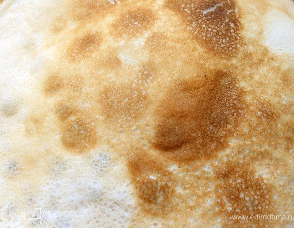 Приготовить блинчики по Вашему рецепту ***Желательно не очень тонкие и достаточно эластичные. Вообще блинное тесто - вещь загадочная и практически неподдающаяся количественному описанию: у меня всегда неизменны только 2 или 3 яйца (в зависимости от необходимого количества), все остальное - строго интуитивно и императивно!:)***