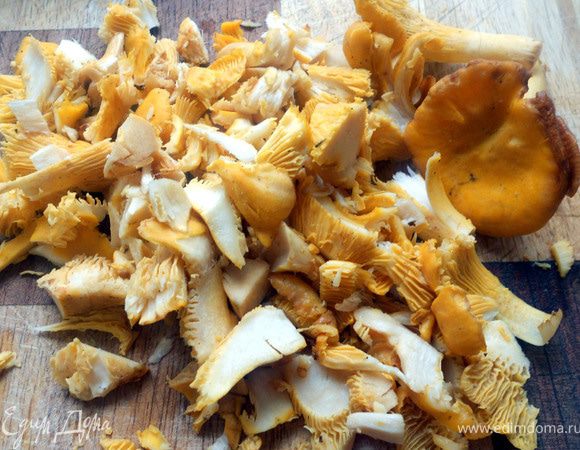 Лисички промыть, просушить, измельчить (не очень мелко).