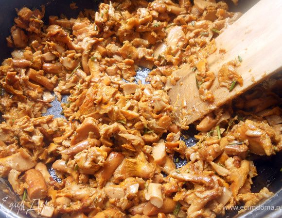 Обжарить на сухой сковороде, 7-10 минут, затем добавить масло, измельченный розмарин, тимьян, довести до готовности. Присолить, поперчить.  