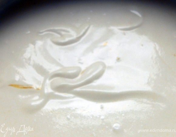 Для соуса растопить сливочное масло, сливки и творожный сыр, размешать. 