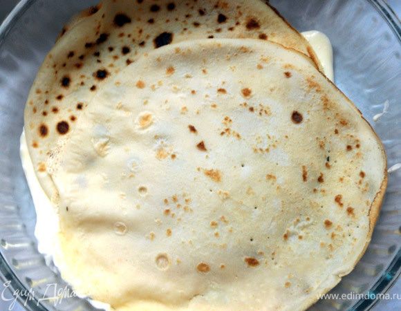 На дно формы выложить немного соуса, поверх - блин. ***У меня случилась небольшая несостыковка между диаметром сковороды и формы:) Поэтому для каждого слоя пришлось использовать я блина, немного внахлест***