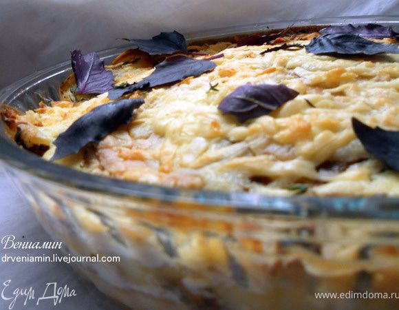 Выложить часть соуса и лисичек, и так, чередуя слои, сформировать пирог. Присыпать пармезаном и запекать в предварительно разогретой духовке, 20-25 минут.