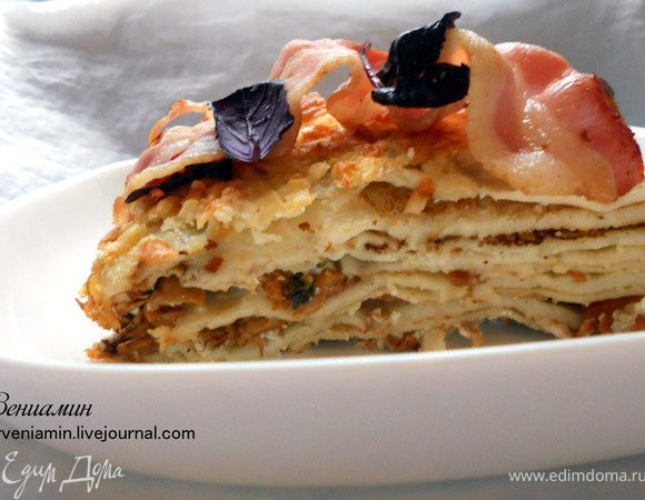 Послесловие: без ложной скромности получилось шикарно! Однако, когда весь процесс был завершен (а точнее при дегустации), вспомнилось, что  к лисичкам планировалось добавить бекон. Немного подумал и вспомнил, что к лисичкам и бекону планировалось добавить еще и кедровые орешки :) - было бы вообще безумно! В оправдание скажу, день был какой-то тяжелый, сонный :( Главный дегустатор сказал, что отсутствие орешков пережить еще можно, но вот бекон был бы кстати. Пришлось отдельно на сухой сковороде подсушить несколько ломтиков:)))