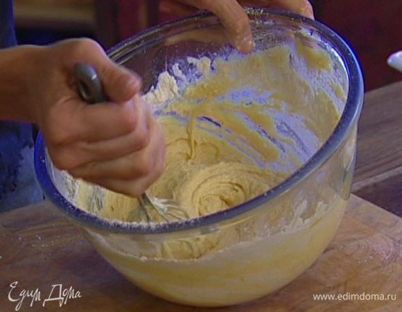 Ввести яйца, ванильный экстракт, разрыхлитель и 150 г муки, все вымешать.