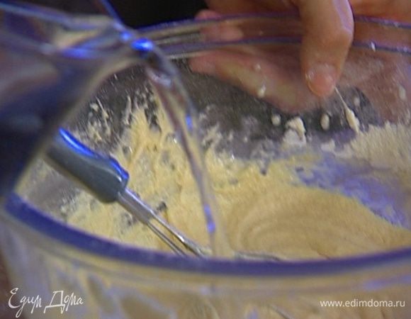 Влить 5 ст. ложек воды и еще раз перемешать. 