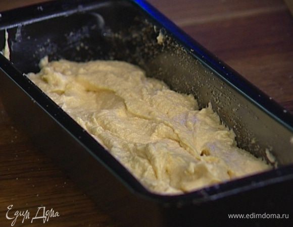 Смазать длинную форму сливочным маслом, выложить в нее тесто и отправить в разогретую духовку. 