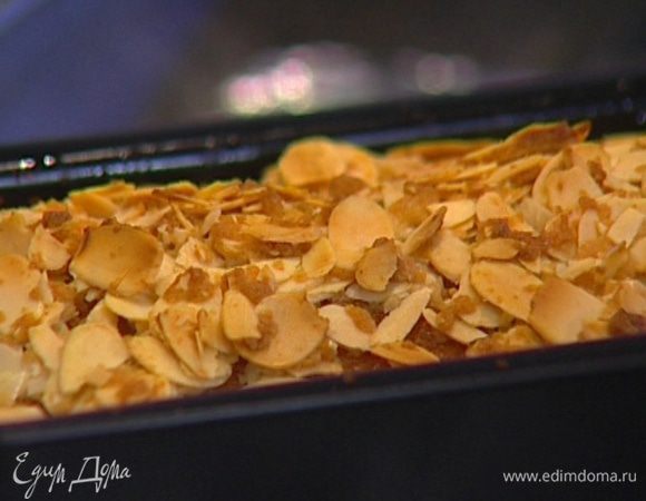 Через 30 минут вынуть кекс из духовки, полить его миндальной массой, вернуть в духовку и выпекать еще 5 минут при той же температуре. 