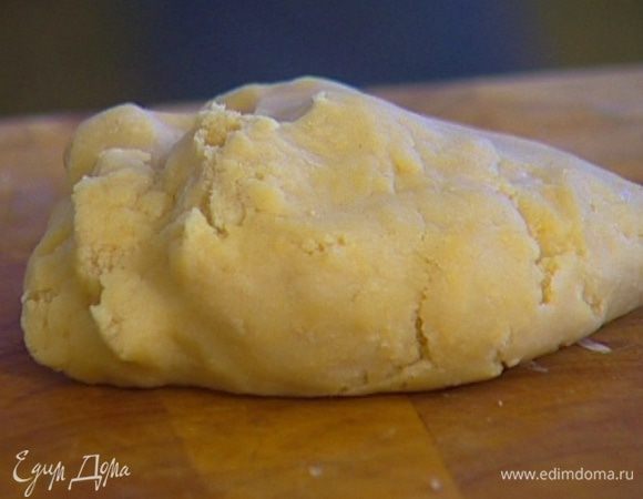 Сделать в центре углубление, добавить 1 ч. ложку сметаны, 1 яйцо, сахар, 1/4 ч. ложки морской соли и замесить тесто. Скатать тесто в шар, завернуть в пищевую пленку и положить в холодильник на 1 час.