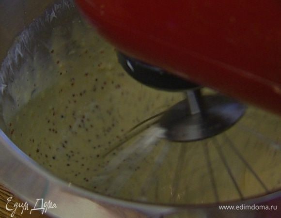 Приготовить начинку: оставшиеся яйца взбить вместе с молоком, сливками, сметаной, горчицей и натертым сыром, все посолить и поперчить.