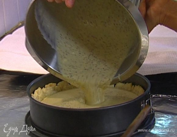 Наполнить форму с пропеченным тестом начинкой и выпекать еще 30–40 минут.