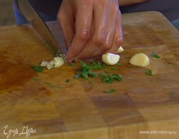 Чеснок почистить и нарезать как можно мельче.