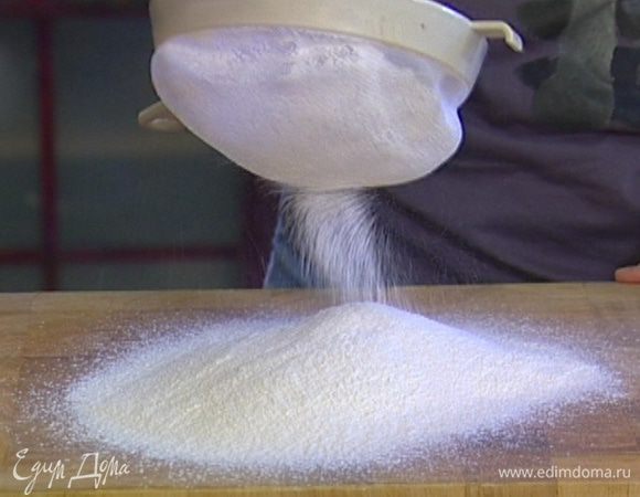 Муку просеять и смешать с полентой и разрыхлителем.