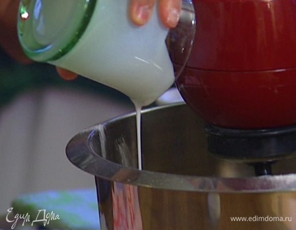 Добавить кефир, сметану, яйца и вымешать тесто до однородного состояния. 