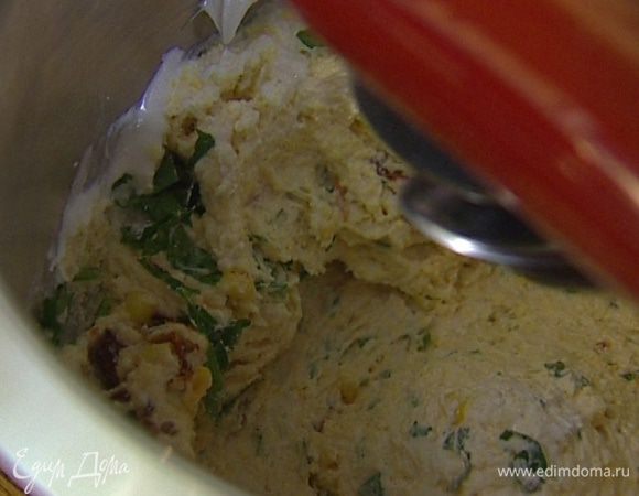 Добавить помидоры, кукурузу, петрушку и чеснок, еще раз все перемешать. 